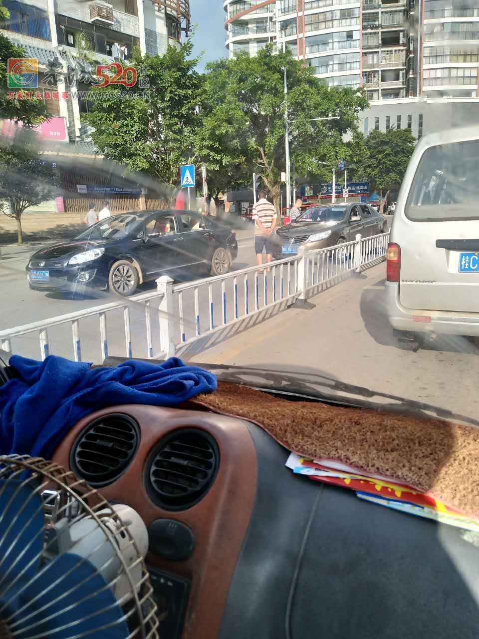 大桥头车祸，，追尾173 / 作者:凤凰山脚的人家 / 帖子ID:233572