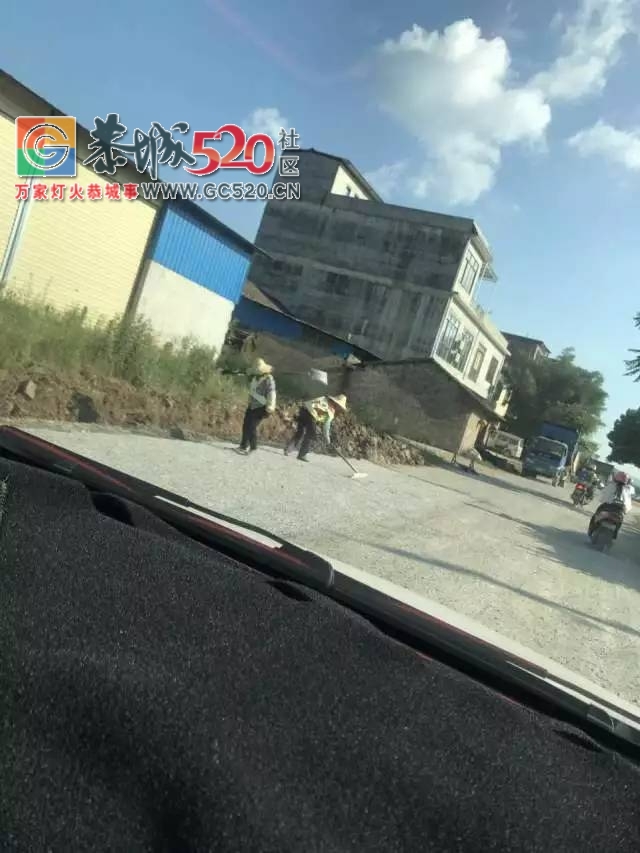 【恭城身边事】滨江菜市一小车无故遭殃；和平一水泥路成硬伤；百香果遇上强降雨；...368 / 作者:社区小编 / 帖子ID:233694