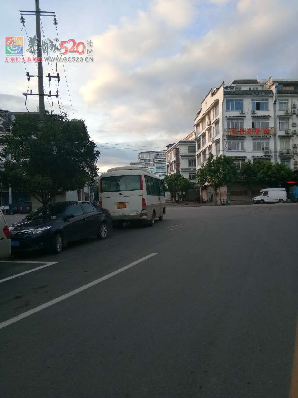 哪个的车子麻烦移走！停在这视线受阻真的很危险！521 / 作者:赖拐 / 帖子ID:233724