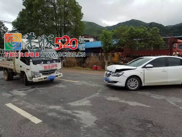 【恭城身边事】莲花往三江和同安路段十字路口又有人在摆摊；龙虎陈家村发生车祸，...572 / 作者:社区小编 / 帖子ID:233801