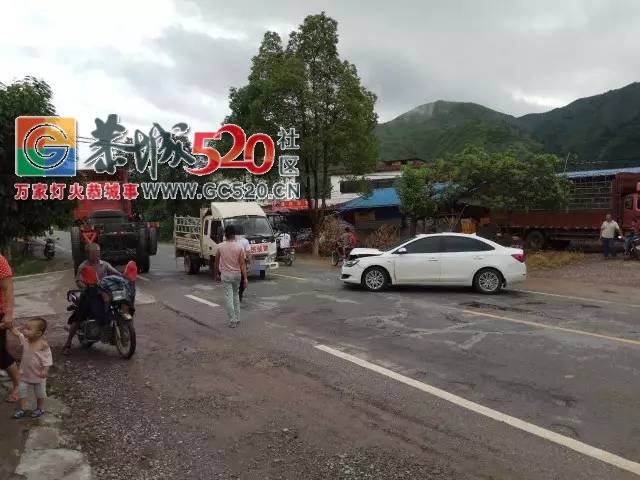 【恭城身边事】莲花往三江和同安路段十字路口又有人在摆摊；龙虎陈家村发生车祸，...396 / 作者:社区小编 / 帖子ID:233801