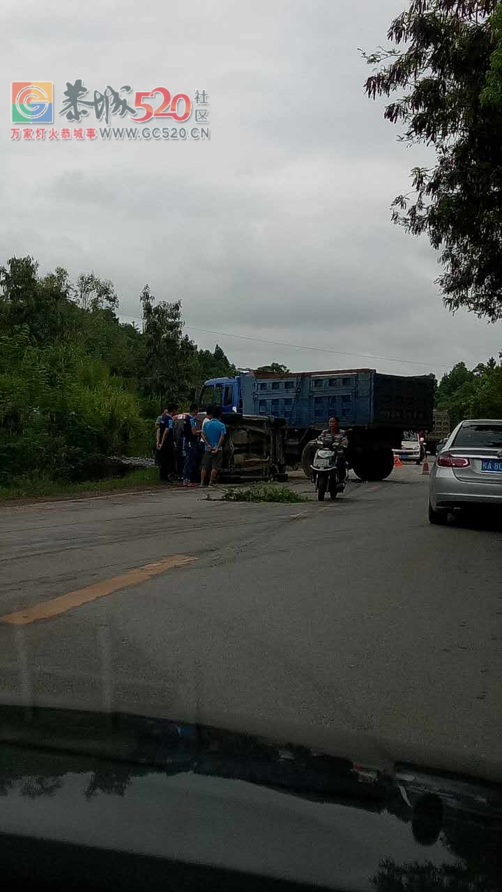 高州砖厂事故，面包车撞到大车翻车。。。762 / 作者:糕富帅 / 帖子ID:233864