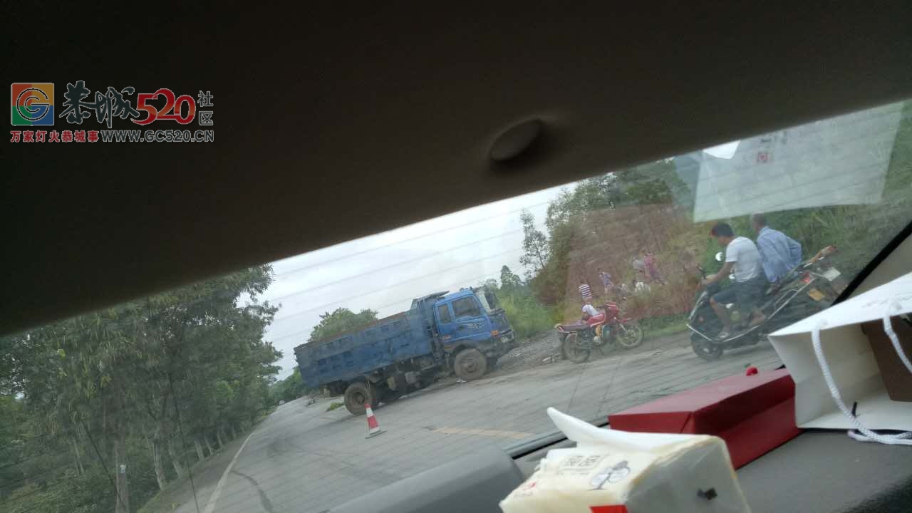 高州砖厂事故，面包车撞到大车翻车。。。77 / 作者:糕富帅 / 帖子ID:233864