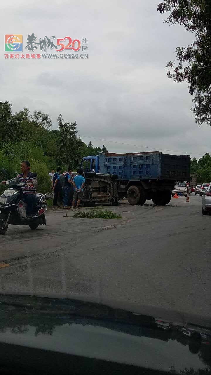 高州砖厂事故，面包车撞到大车翻车。。。951 / 作者:糕富帅 / 帖子ID:233864