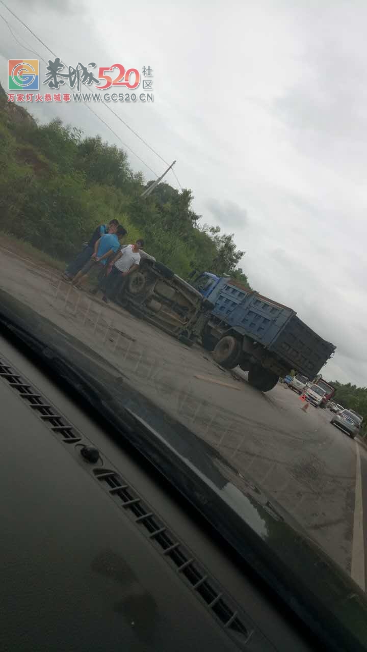 高州砖厂事故，面包车撞到大车翻车。。。736 / 作者:糕富帅 / 帖子ID:233864