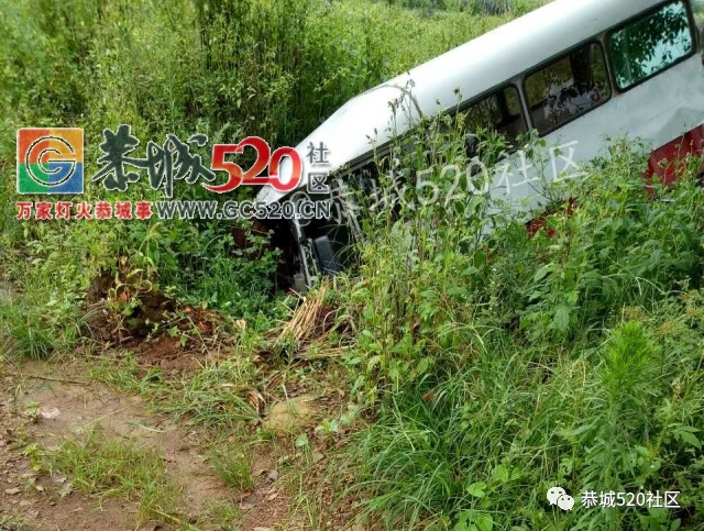 龙虎双坪路段一小车疑似错把油门当刹车踩，三轮摩的被撞翻下沟503 / 作者:社区小编 / 帖子ID:233878