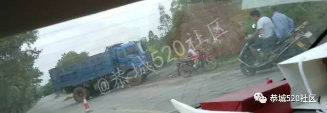 惊险！恭城高州砖厂附近一面包车撞上大车后翻车707 / 作者:社区小编 / 帖子ID:233885