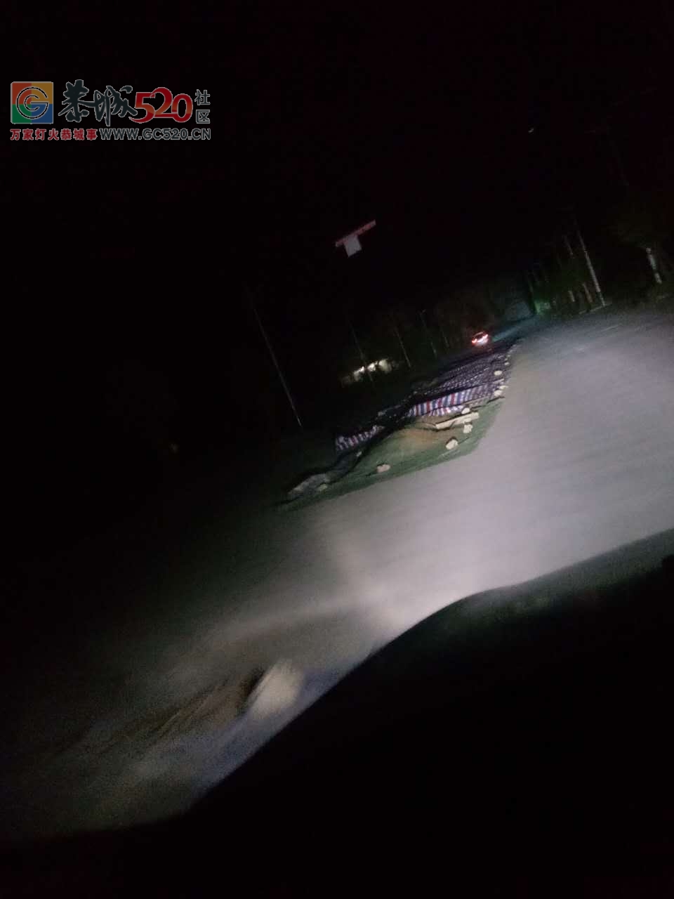 人才啊，大晚上马路上晒谷子480 / 作者:狗婆蛇 / 帖子ID:233967