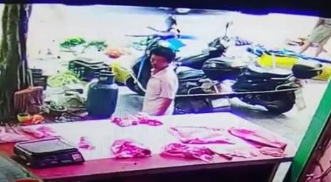 一小偷在恭城二十四米街光天化日之下偷窃，被监控拍下全过程！451 / 作者:社区小编 / 帖子ID:234012