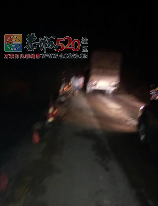 高州砖场路段降坡变单行线，施工单位为什么没派人指挥放行?392 / 作者:小小牵牛花 / 帖子ID:234023