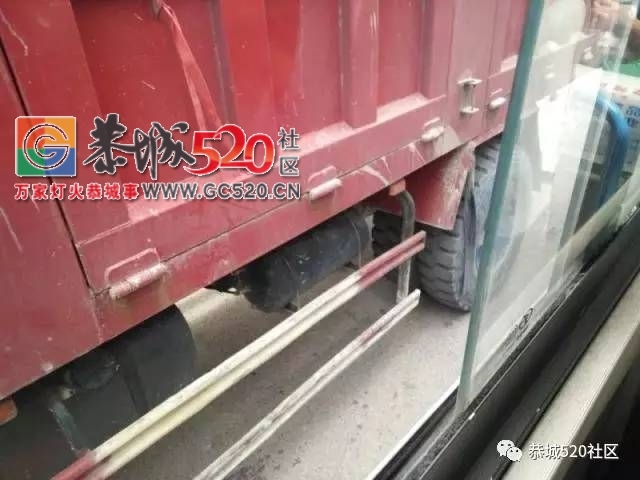 【恭城身边事】嘉会一大货车跟公交车岔路相遇互不相让起争执；拉石车过满上路石子...447 / 作者:社区小编 / 帖子ID:234047