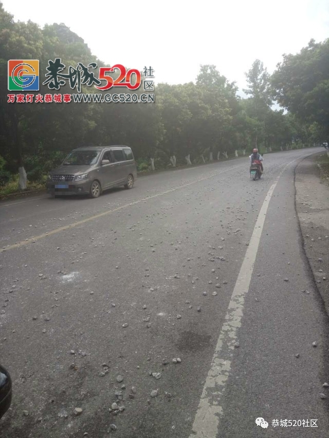 【恭城身边事】嘉会一大货车跟公交车岔路相遇互不相让起争执；拉石车过满上路石子...744 / 作者:社区小编 / 帖子ID:234047