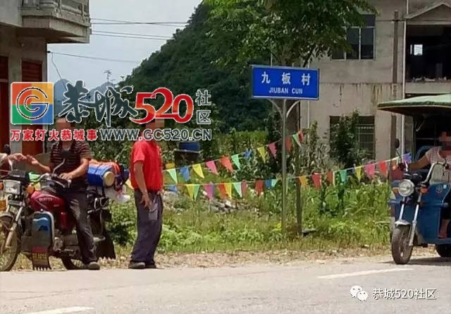 【车祸】嘉会九板路口一面包车与摩托车相撞，两人受伤！884 / 作者:社区小编 / 帖子ID:234073