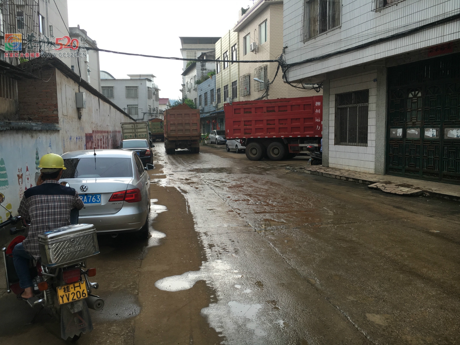 最近二十四米街尽头的沿河道开始施工洒水车对沿途路面进行了喷洒两轮车驾驶员小心904 / 作者:jphzy / 帖子ID:234115