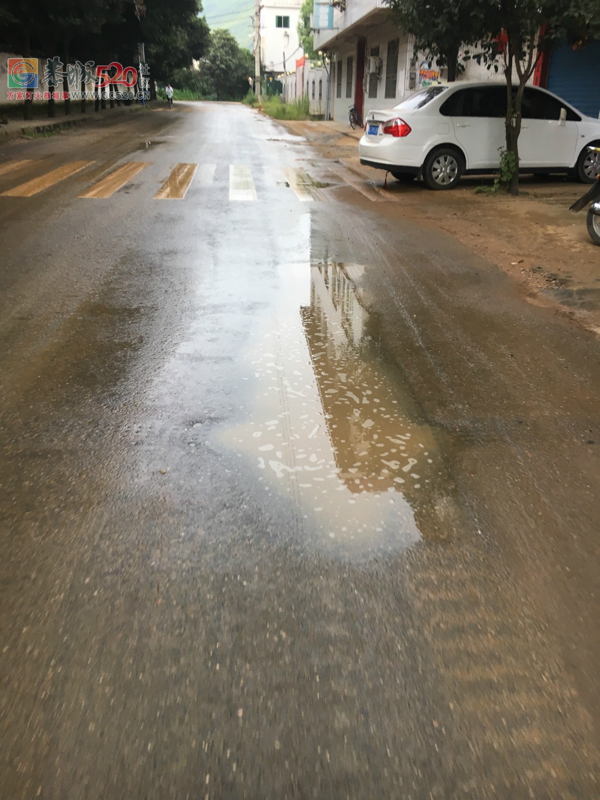 最近二十四米街尽头的沿河道开始施工洒水车对沿途路面进行了喷洒两轮车驾驶员小心530 / 作者:jphzy / 帖子ID:234115