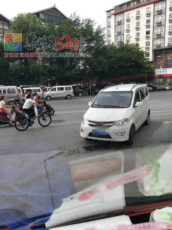 这辆车子什么回事，停在那个多小时了车上也有没人272 / 作者:热天克洗冷水凉 / 帖子ID:234165