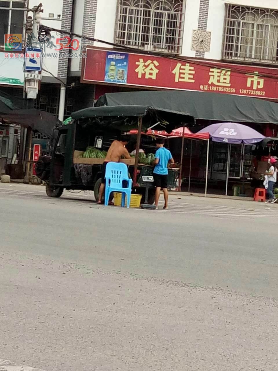 莲花田厂这个路口又开始摆起来了！大马路上卖西瓜你怎么看？159 / 作者:绎苒 / 帖子ID:234450