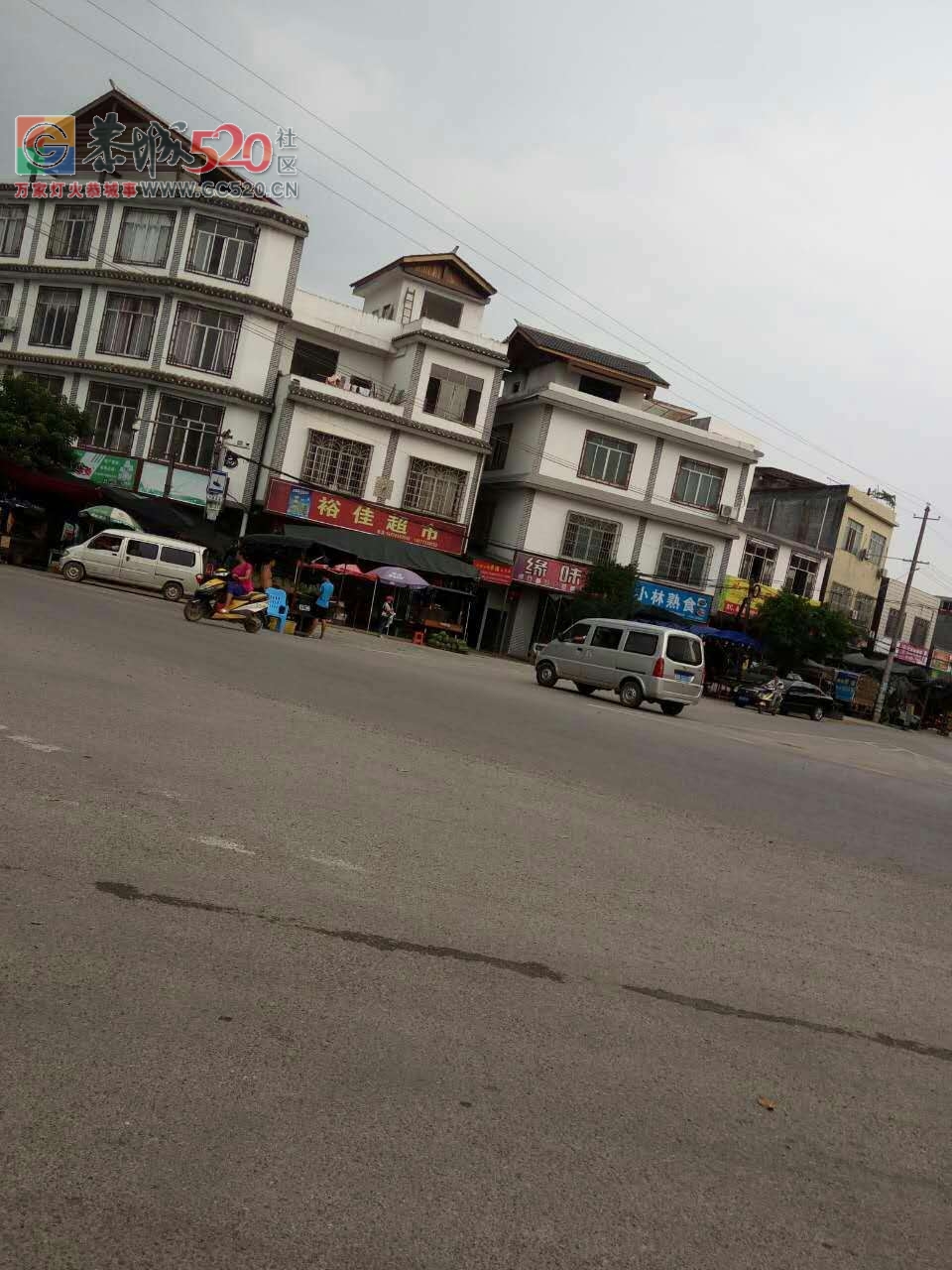 莲花田厂这个路口又开始摆起来了！大马路上卖西瓜你怎么看？210 / 作者:绎苒 / 帖子ID:234450