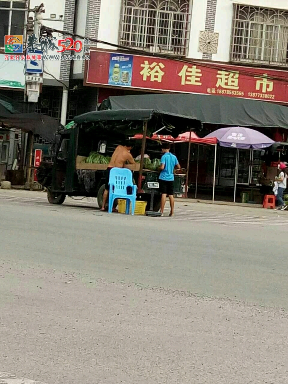 莲花田厂这个路口又开始摆起来了！大马路上卖西瓜你怎么看？644 / 作者:一枝梅 / 帖子ID:234450