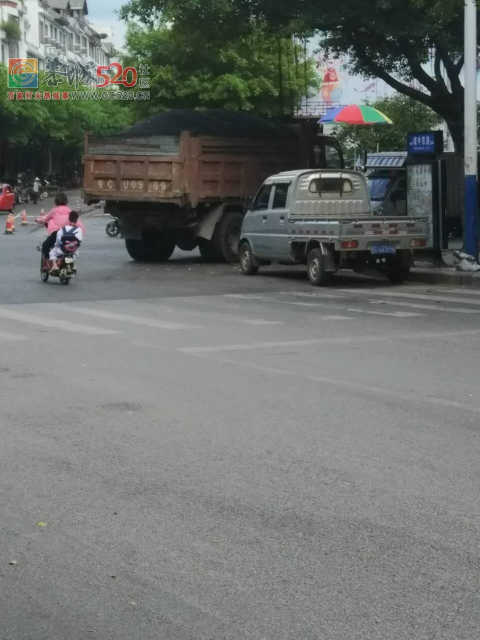 城中西路小圆盘转弯处车子乱停！都看不见对面的车了！！！607 / 作者:儿时的回忆 / 帖子ID:234631