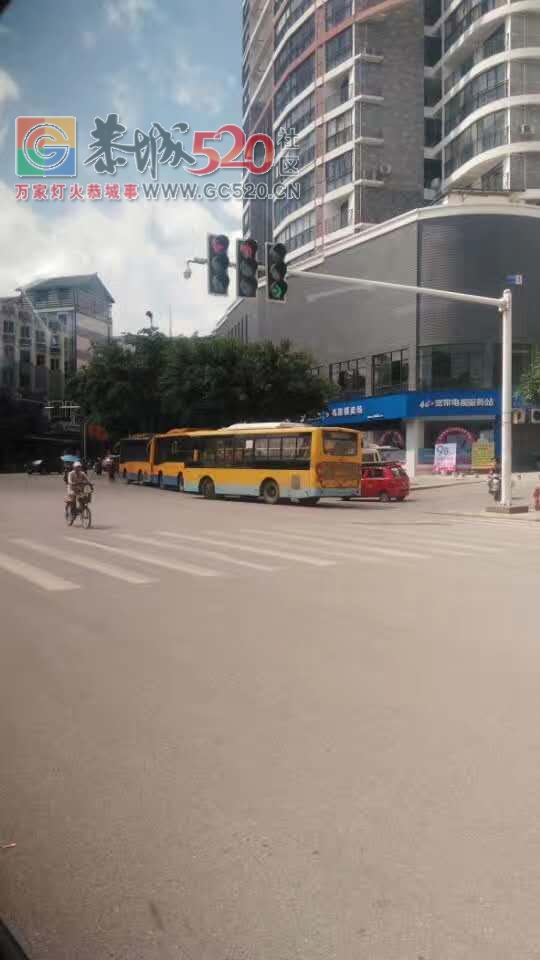 公交车头占上主道了是谁给的特权？？453 / 作者:欧耶 / 帖子ID:234660