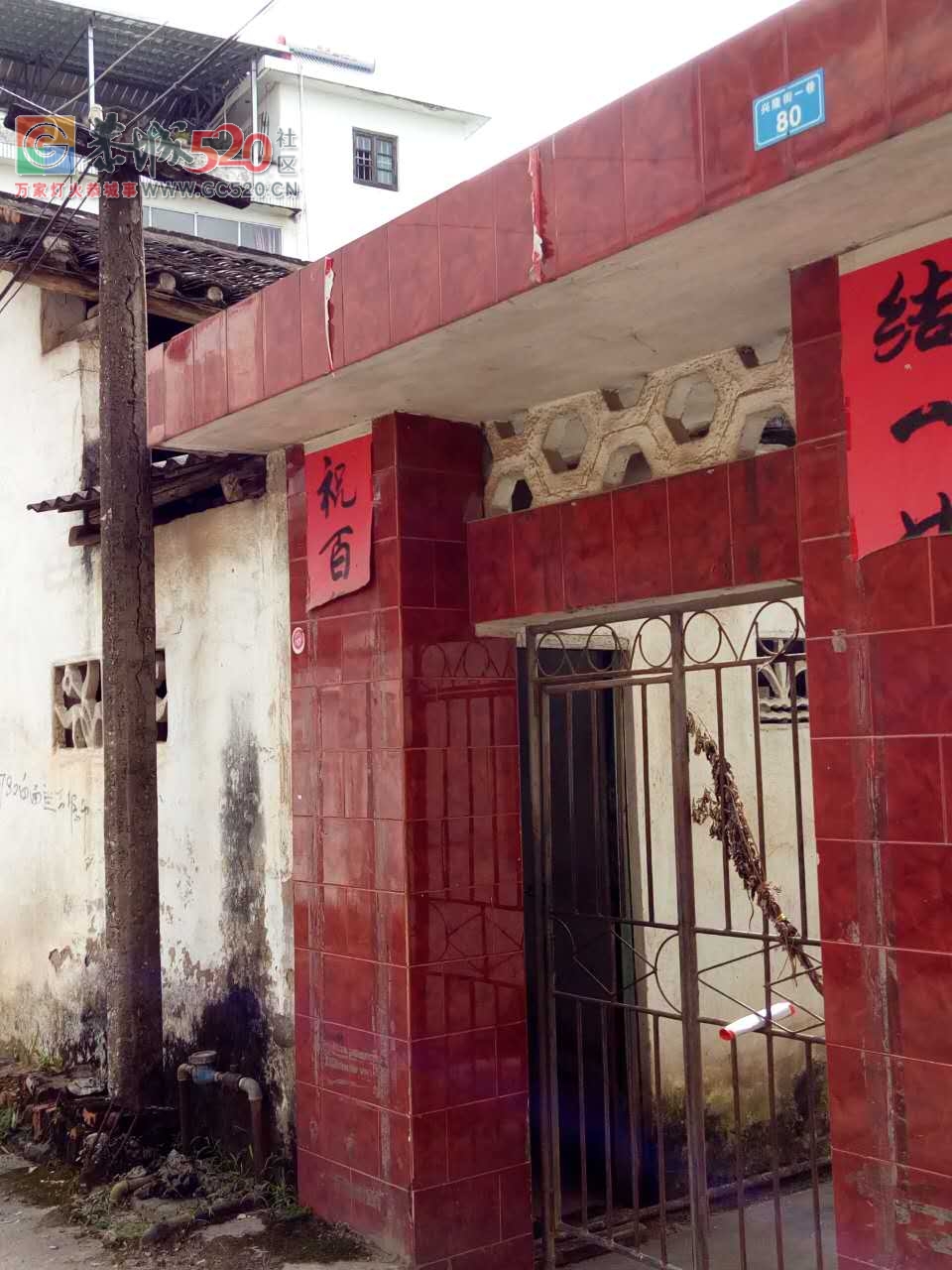 风化电线杆悬空屹立多年不倒，旧时的质量你还佩服吧504 / 作者:西界 / 帖子ID:234662