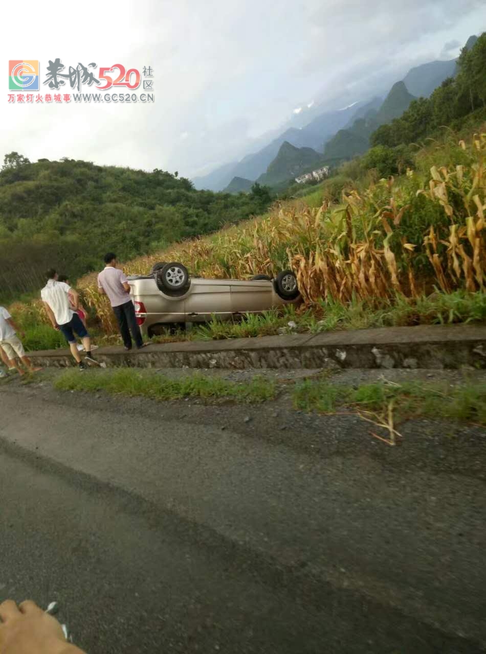 陶马坪路口一辆面包车180度翻车969 / 作者:何明明 / 帖子ID:234763