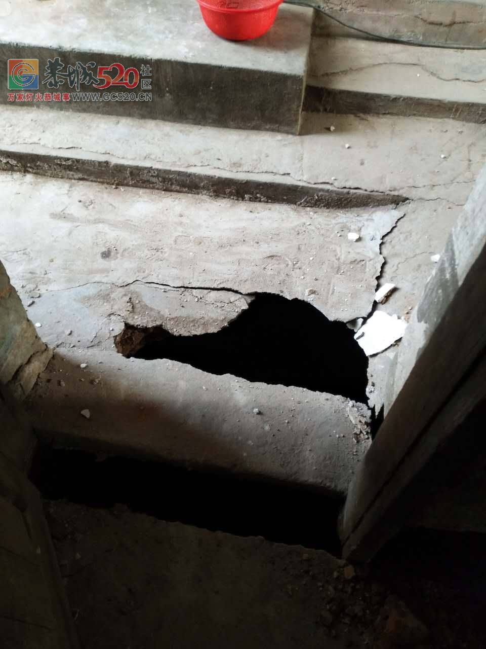 嘉会苏陂老村一居民家中突然塌陷，整间房屋地下竟是空的！449 / 作者:社区小编 / 帖子ID:234800