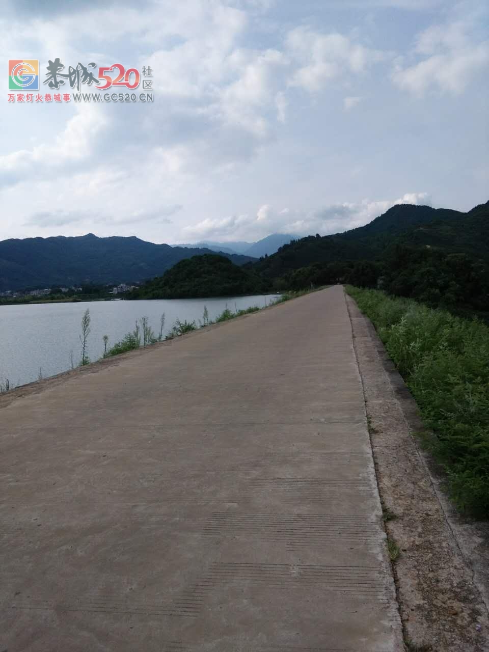 豪洞水库路段，路修好多年了，现在还没有护栏，就怕出点什么事情124 / 作者:讲不出神 / 帖子ID:234843