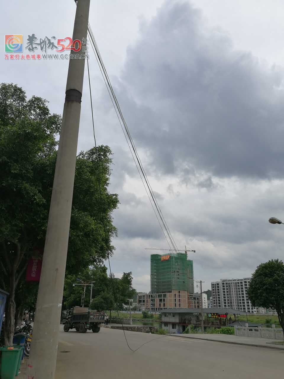 狮子头浮桥转弯处线缆脱落，车辆路过危险！869 / 作者:莲花的烂崽 / 帖子ID:234985