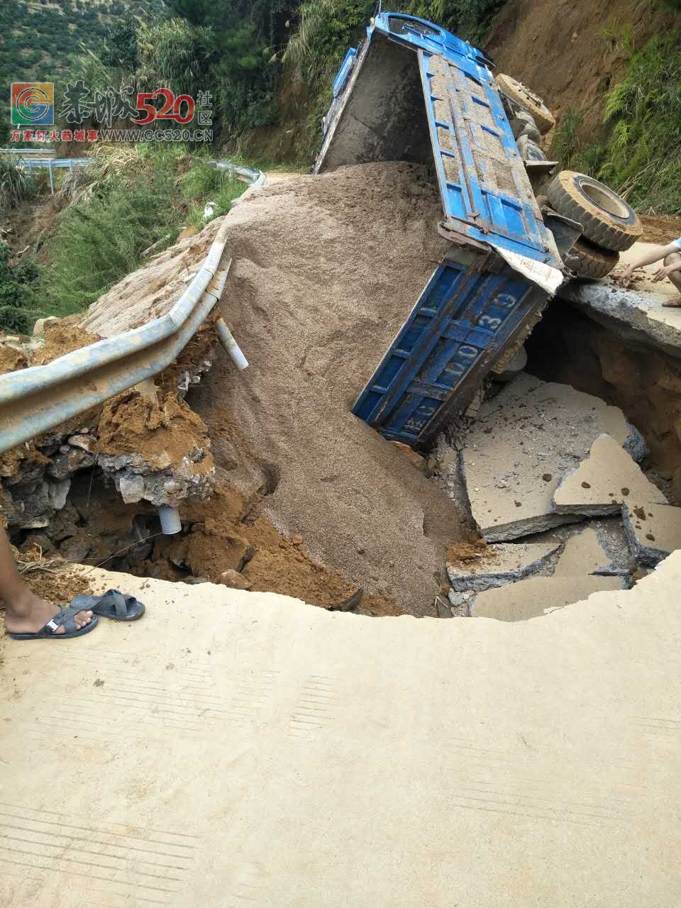 通往兰洞水库的路，车辆超载压蹦路了。。。。373 / 作者:边吃边拉 / 帖子ID:235073