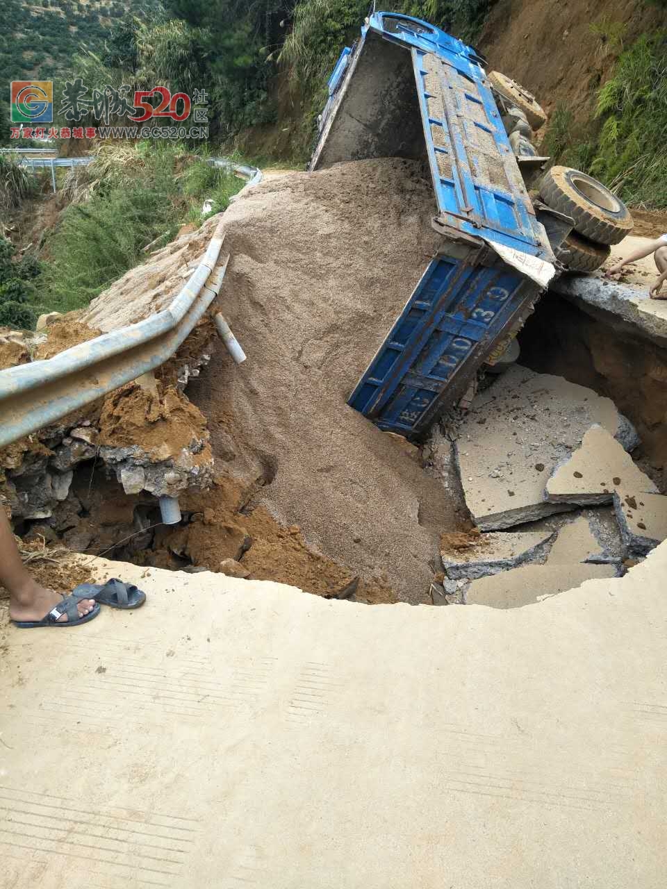 通往兰洞水库的路，车辆超载压蹦路了。。。。939 / 作者:边吃边拉 / 帖子ID:235073