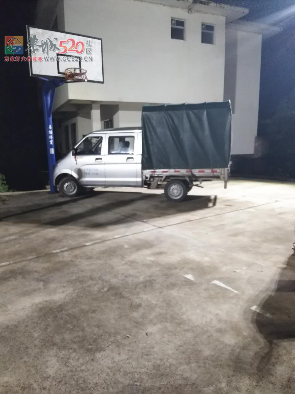昨晚在栗木马头寨村外停了辆面包车怀疑是偷东西的，起来四五十个人，就蹲了个捡螺狮的60 / 作者:分叉路口 / 帖子ID:235240