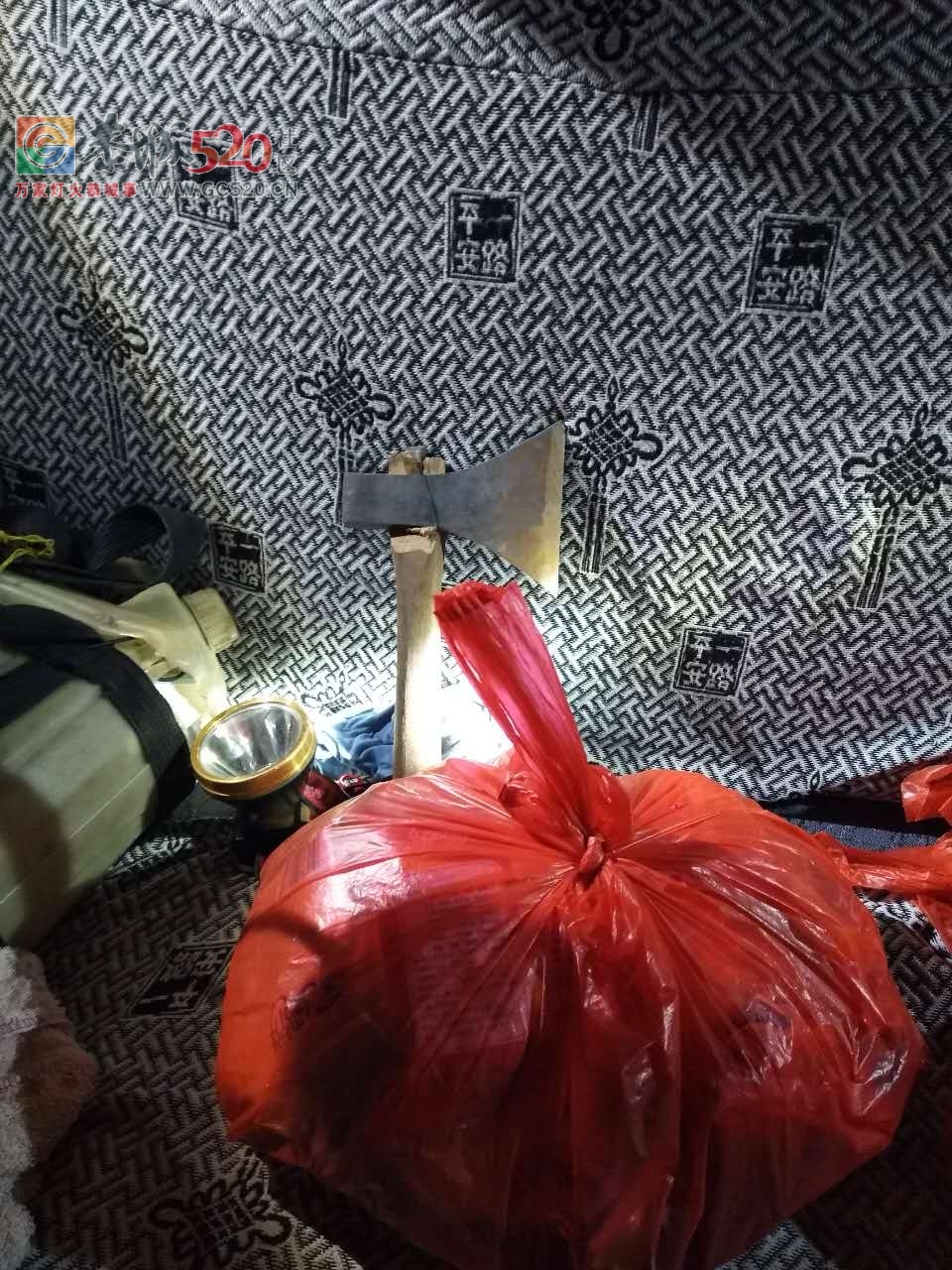 昨晚在栗木马头寨村外停了辆面包车怀疑是偷东西的，起来四五十个人，就蹲了个捡螺狮的87 / 作者:分叉路口 / 帖子ID:235240