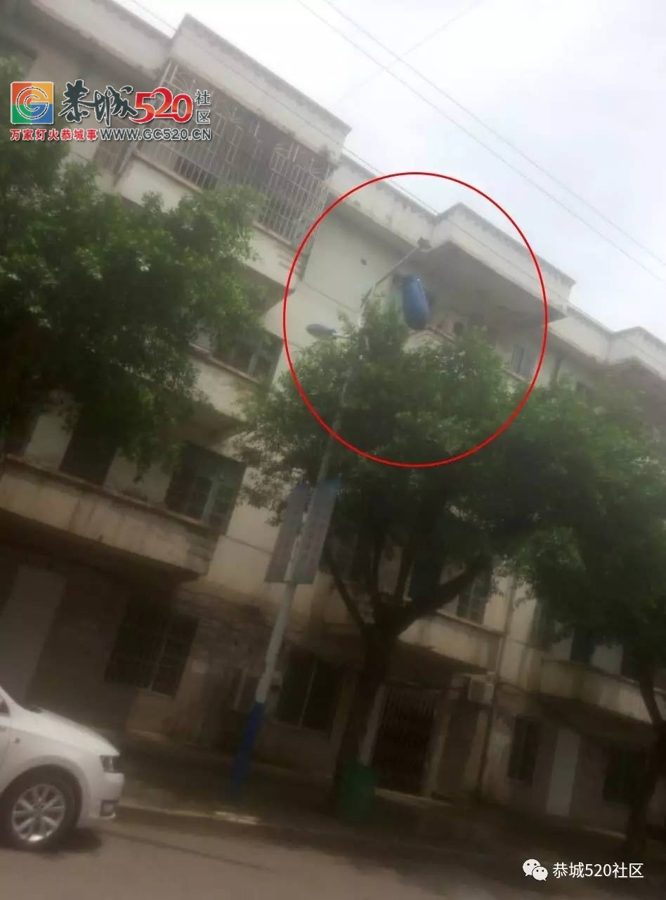 【恭城身边事】  嘉会镇路段一养路油罐拖车发生翻车；寻找8月15日在县医院缴费口拾...495 / 作者:社区小编 / 帖子ID:235294
