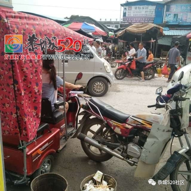 【恭城身边事】论堵车只服栗木街 | 公交站台无座椅，老人坐路边等车258 / 作者:社区小编 / 帖子ID:235430