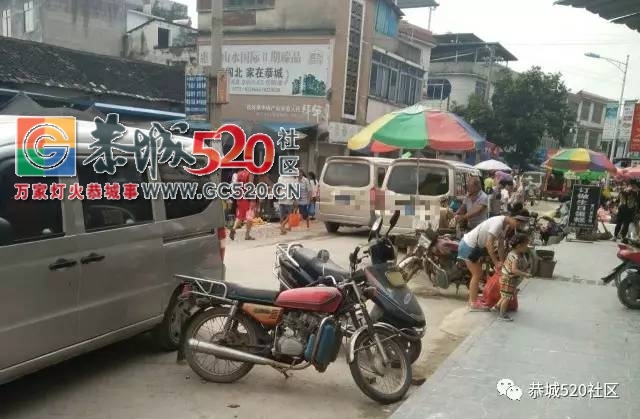 【恭城身边事】论堵车只服栗木街 | 公交站台无座椅，老人坐路边等车644 / 作者:社区小编 / 帖子ID:235430