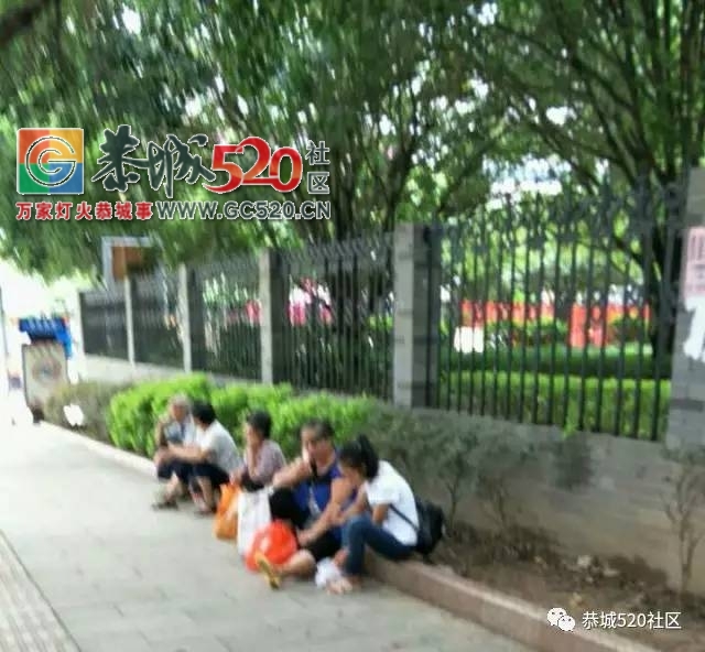 【恭城身边事】论堵车只服栗木街 | 公交站台无座椅，老人坐路边等车295 / 作者:社区小编 / 帖子ID:235430