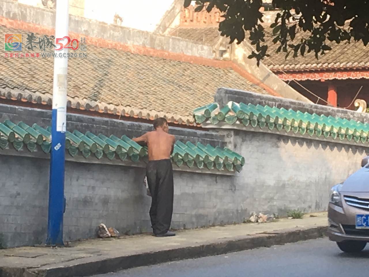 这个老人家在县医院上斗这拿石头不管有不有人都乱扔。。322 / 作者:奶崽 / 帖子ID:235477