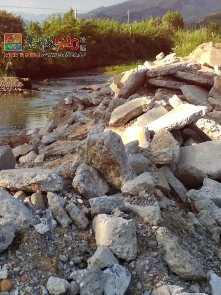 龙虎乡实乐村河边变建筑垃圾场了，希望有关部门能及时作出调查处理464 / 作者:歌声回荡 / 帖子ID:235551
