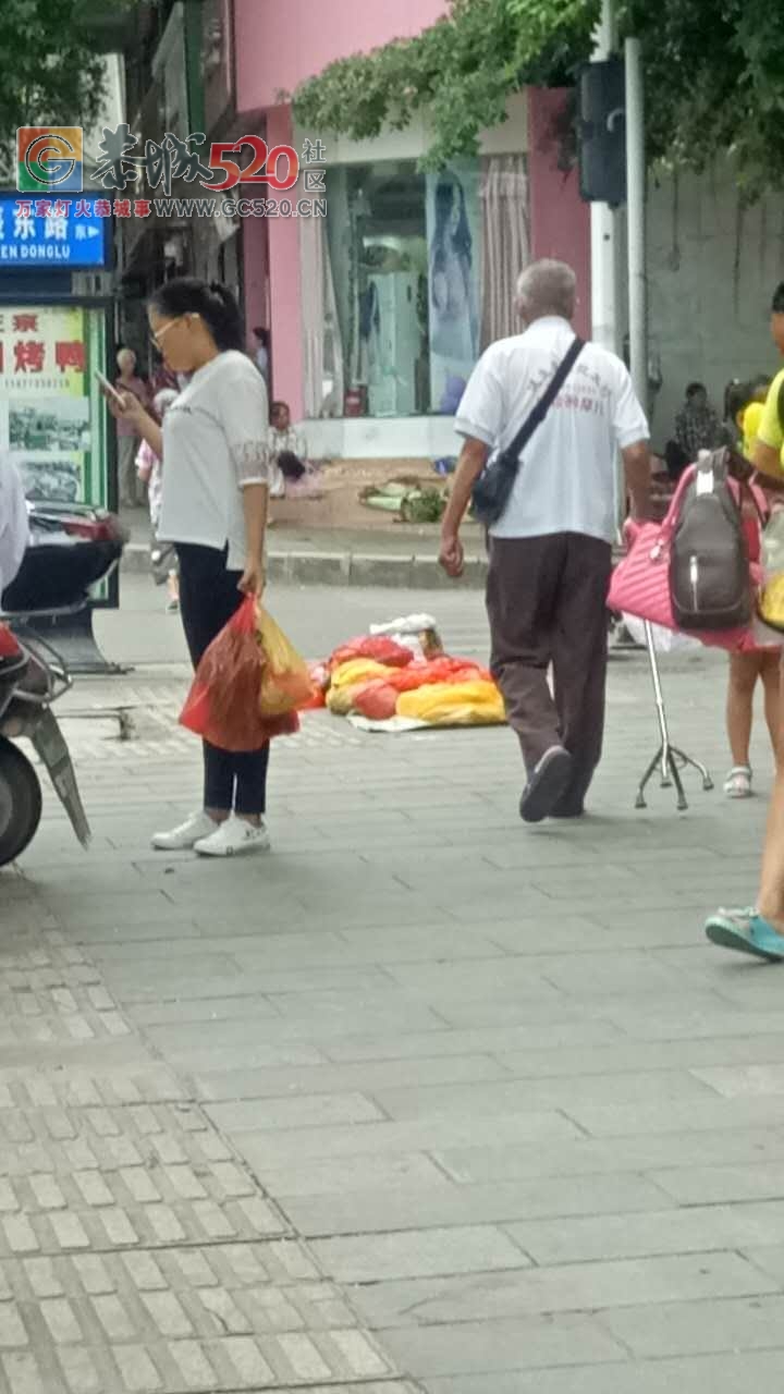 恭城十字街新华人行道有人摆摊卖东西，摆摊占了路，行人怎么走？142 / 作者:高负帅 / 帖子ID:235741