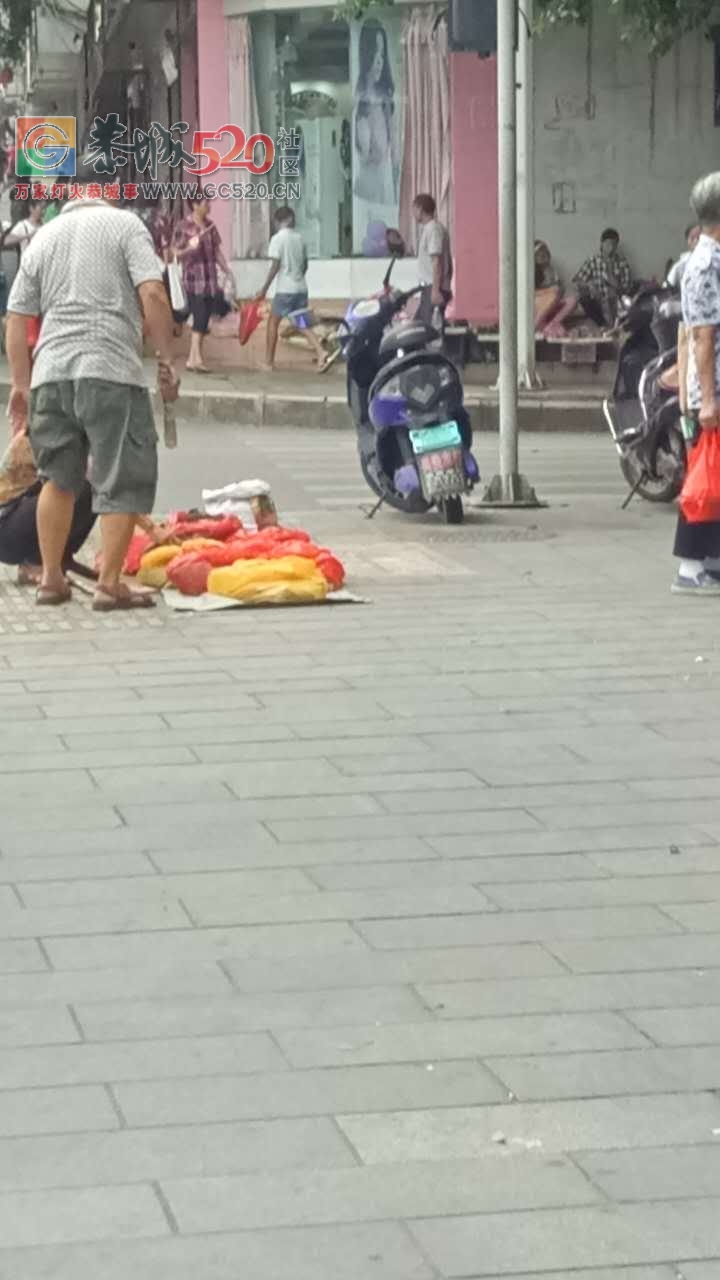 恭城十字街新华人行道有人摆摊卖东西，摆摊占了路，行人怎么走？215 / 作者:高负帅 / 帖子ID:235741