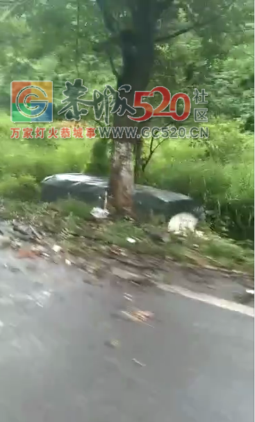 恭城定岗凹路段发生车祸，雨天路滑，行车注意安全137 / 作者:糕富帅 / 帖子ID:235751