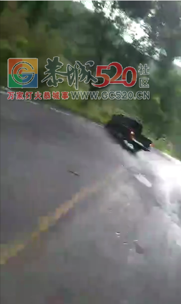 恭城定岗凹路段发生车祸，雨天路滑，行车注意安全24 / 作者:糕富帅 / 帖子ID:235751