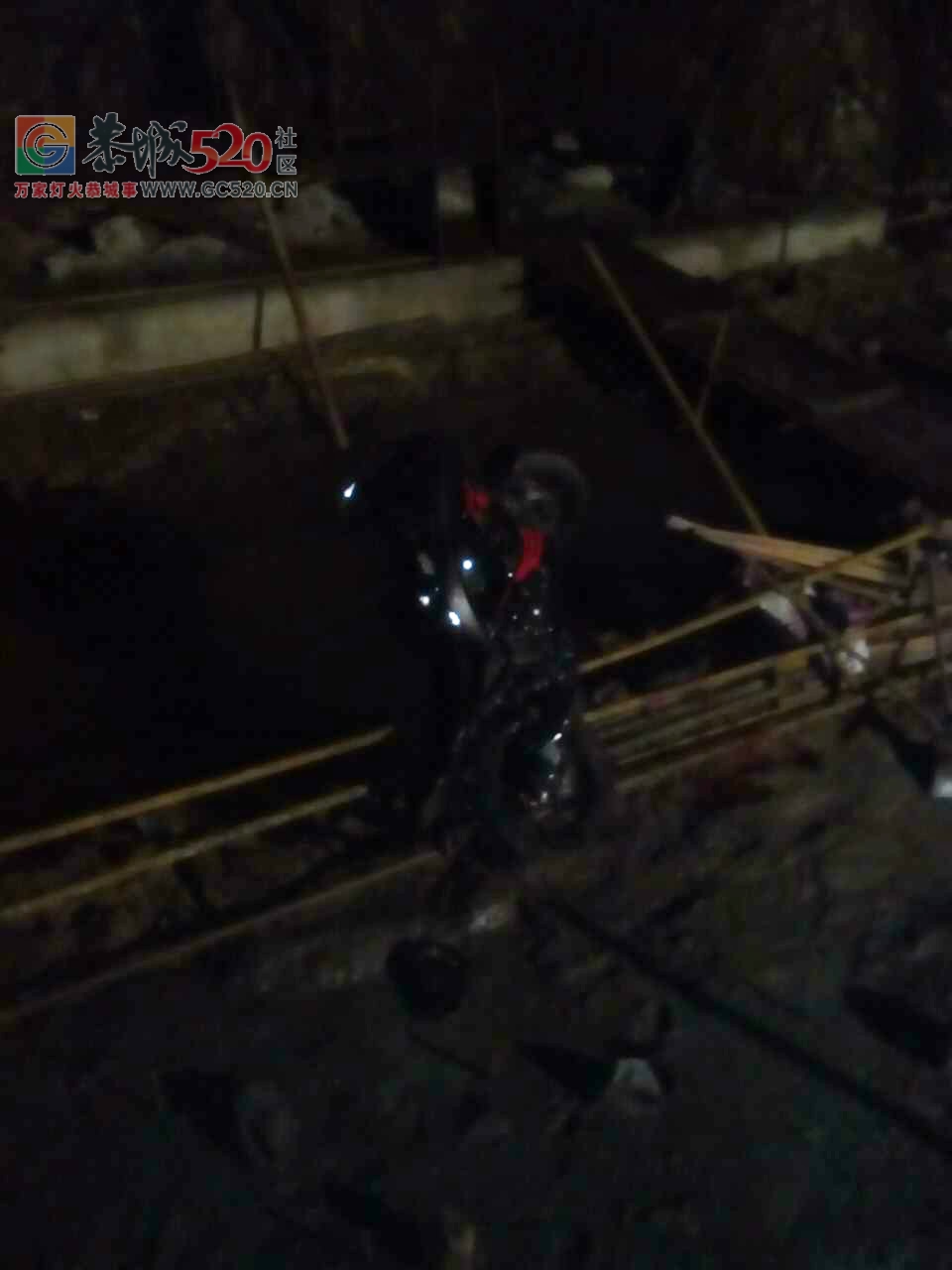 恭城回头寨大桥施工段昨天晚上9.50左右一辆摩托车飞下了河里197 / 作者:糕富帅 / 帖子ID:235799