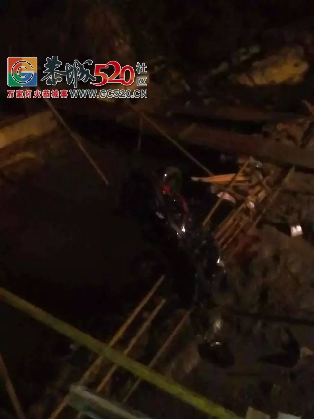平安乡回头寨大桥正施工中，昨晚一摩托车因车速过快冲下河道179 / 作者:社区小编 / 帖子ID:235818