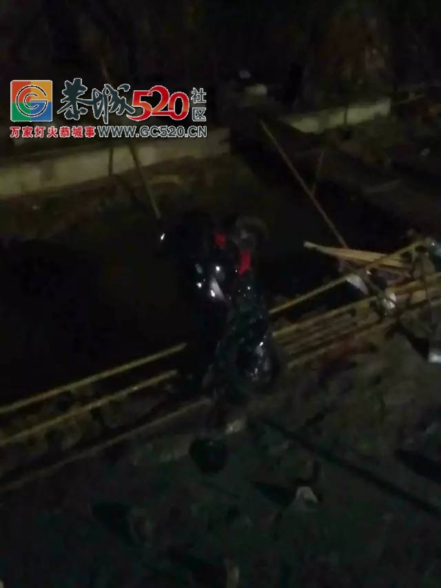平安乡回头寨大桥正施工中，昨晚一摩托车因车速过快冲下河道127 / 作者:社区小编 / 帖子ID:235818