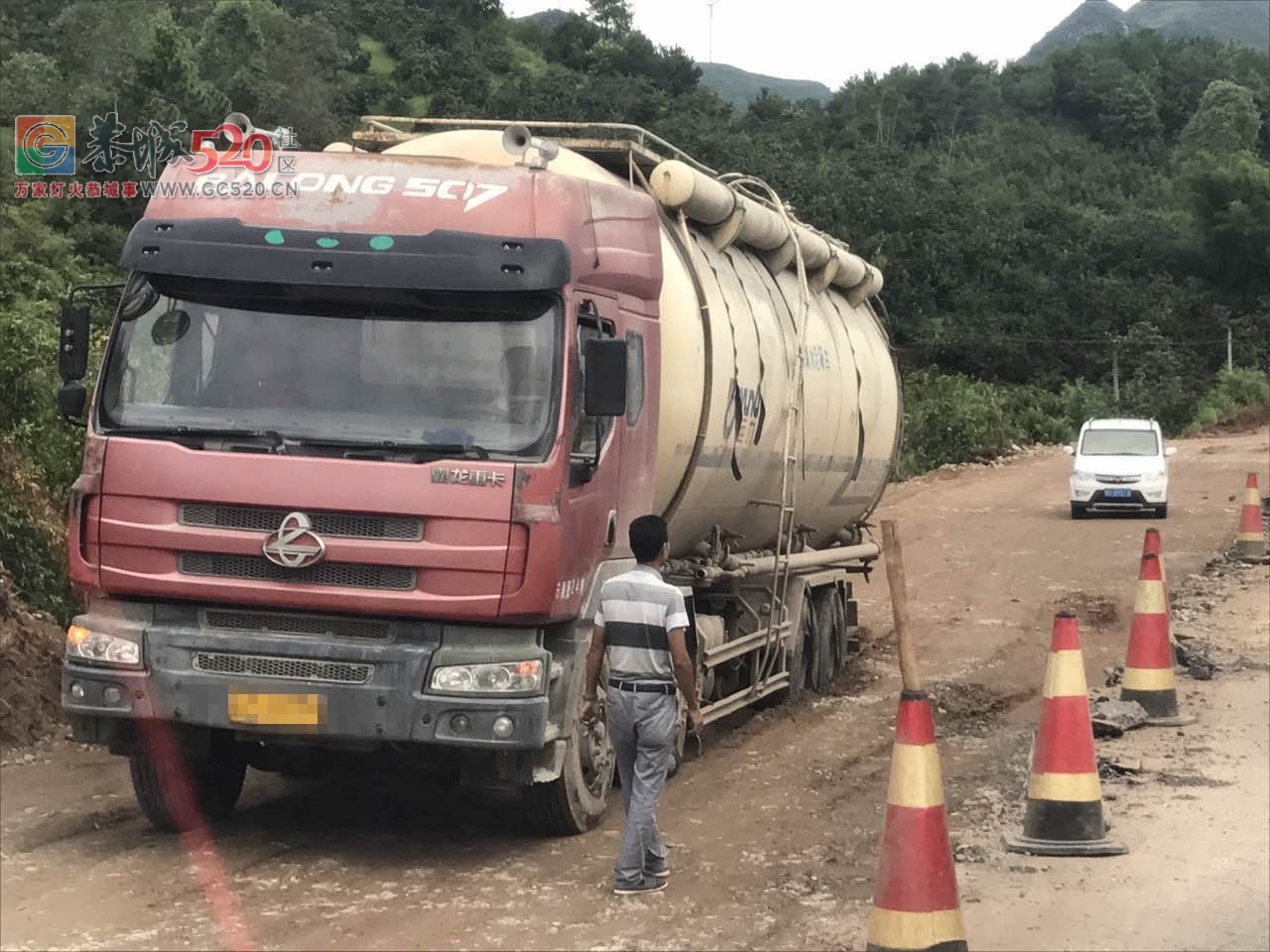 恭城洲塘至高洲路段，一辆水泥罐车因轮胎被陷无法移动241 / 作者:恭城男人好 / 帖子ID:235950