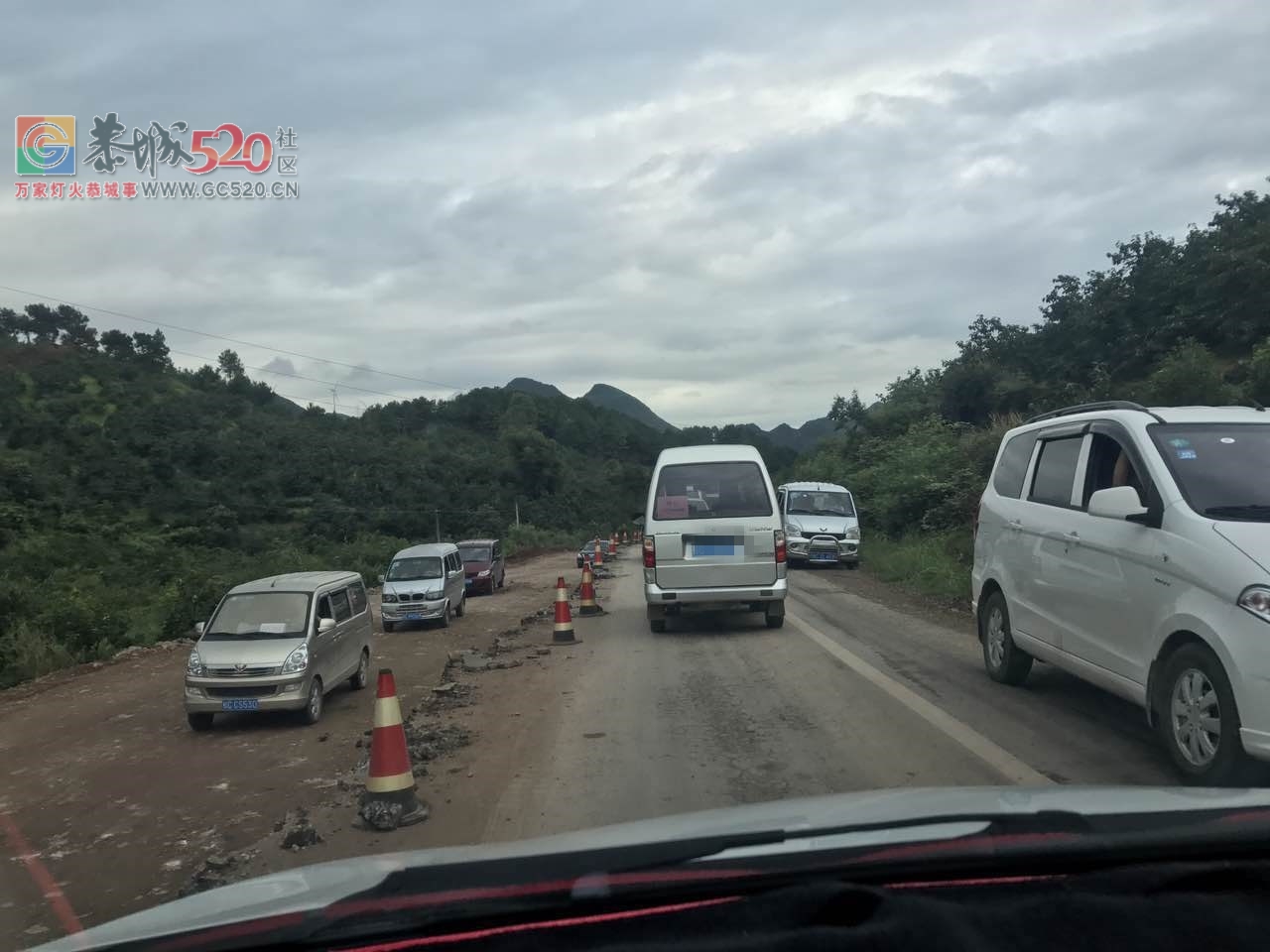 恭城洲塘至高洲路段，一辆水泥罐车因轮胎被陷无法移动778 / 作者:恭城男人好 / 帖子ID:235950