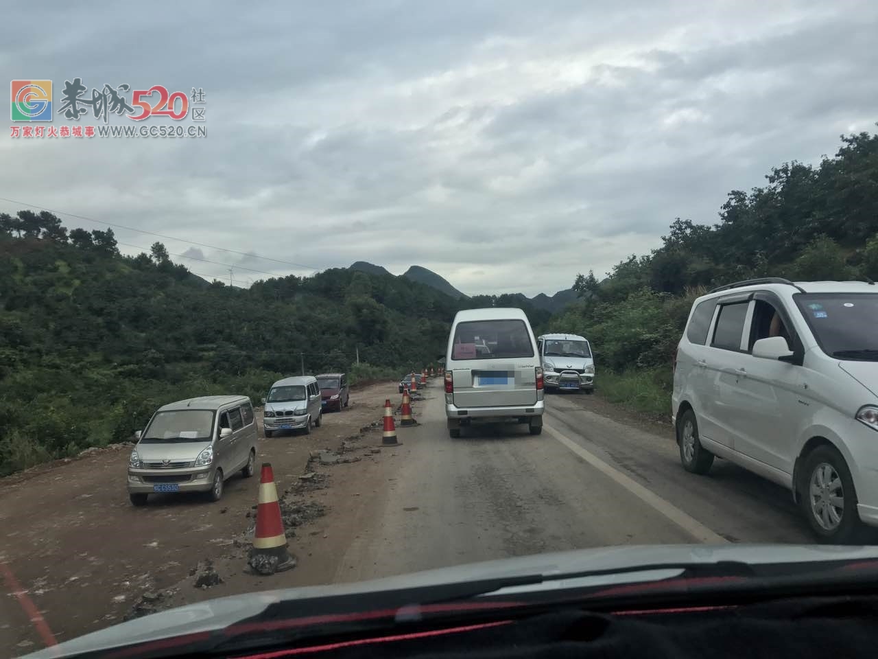 恭城洲塘至高洲路段，一辆水泥罐车因轮胎被陷无法移动175 / 作者:恭城男人好 / 帖子ID:235950